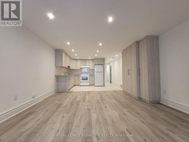 Photo - 18 Coxwell Ave Unit Lower