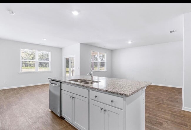 Photo - 102 Green Passage Ln