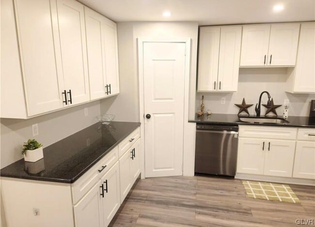 Photo - 430 E Garrison St