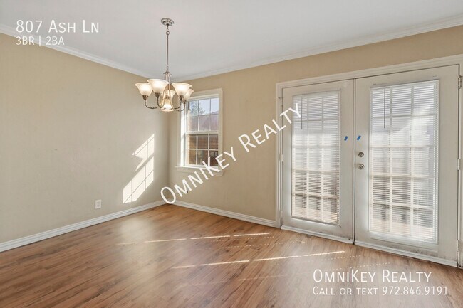 Photo - 807 Ash Ln