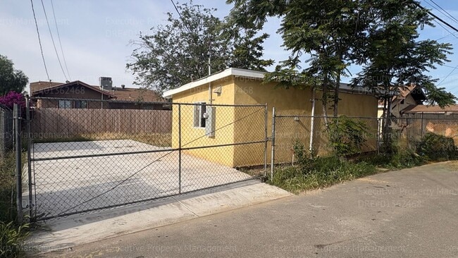 Building Photo - 1118 Chico St Unit B
