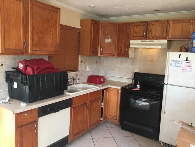 Photo - Amazing 3-1 house with fenced front and backyard !