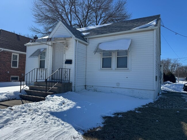 Building Photo - Main level house available for rent