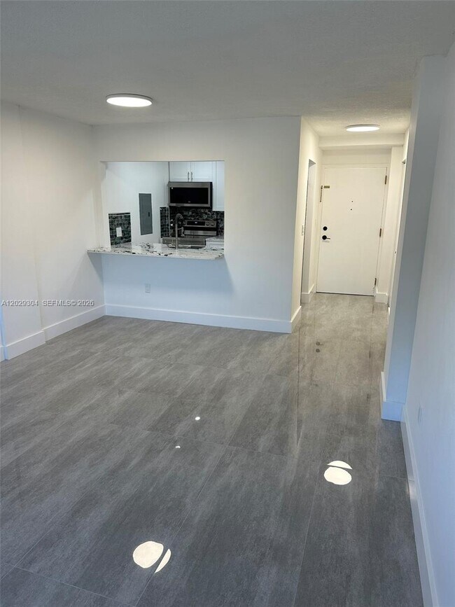 Photo - 5280 NW 7th St Unidad 306