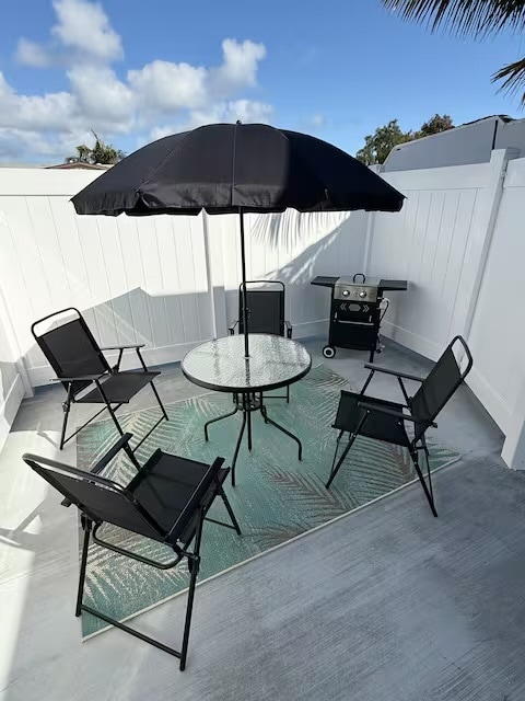 Enclosed patio with BBQ. - 312 Rosecrans St Unit 312