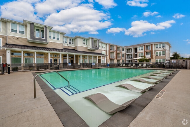 Piscina - Green Oaks Apartments- Income Restricted