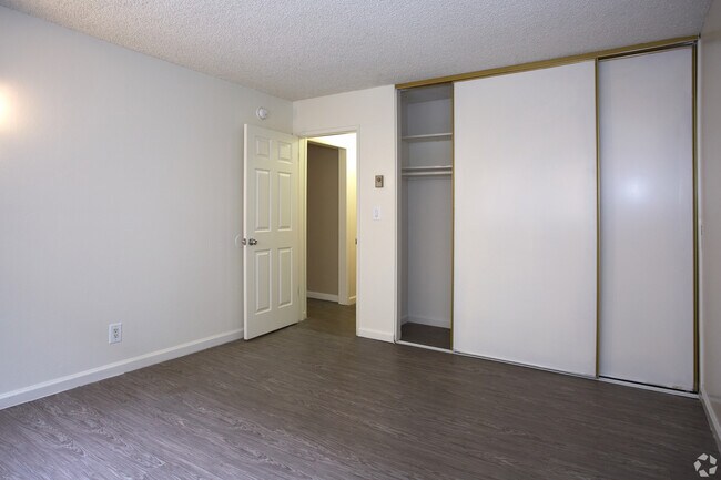 Hollywood Royale Apartments