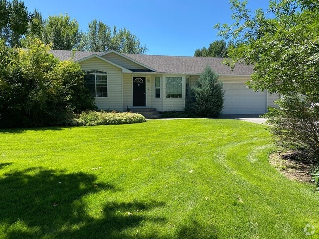 Building Photo - 5 bedroom / 3 bathroom Single Family Home