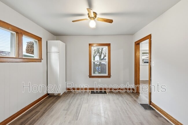 Photo - 607 W Grand Ave