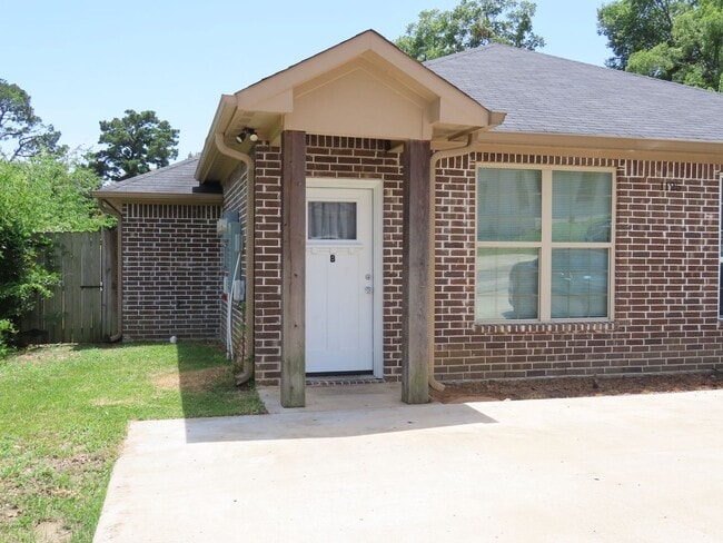 Building Photo - Beautiful 2 Bedroom, 2 Bath Duplex Near Ty... Rental