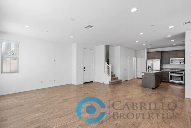 Photo - Spacious 3 bedroom Home w/2 car Garage in ...