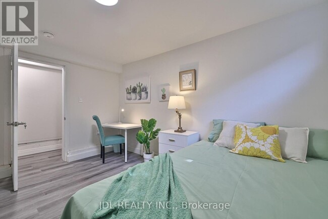 Photo - 5 Sorauren Ave Unité 1