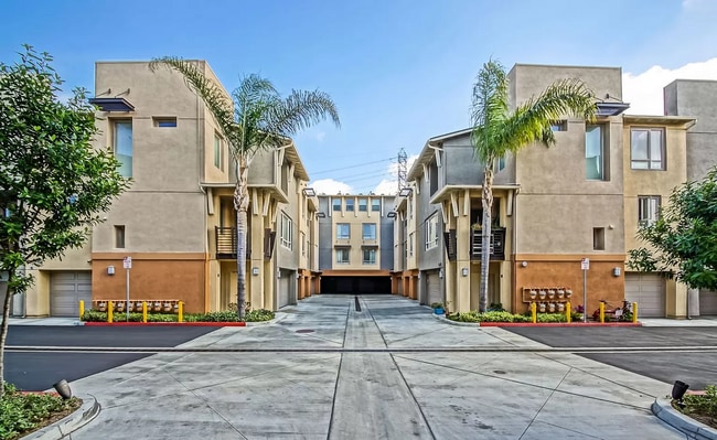 Building Photo - BRIGHT & PRIVATE, END CORNER UNIT, 2BR/2.5...