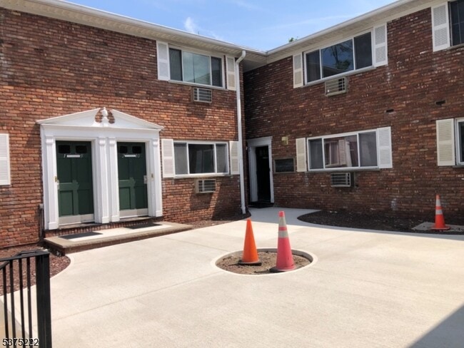 Building Photo - 104 N Beverwyck Rd Unit 2 Rental