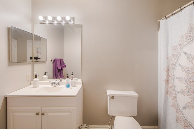 Washroom - 1216 W Lafayette Ave Unidad C - Back Bedroom 2