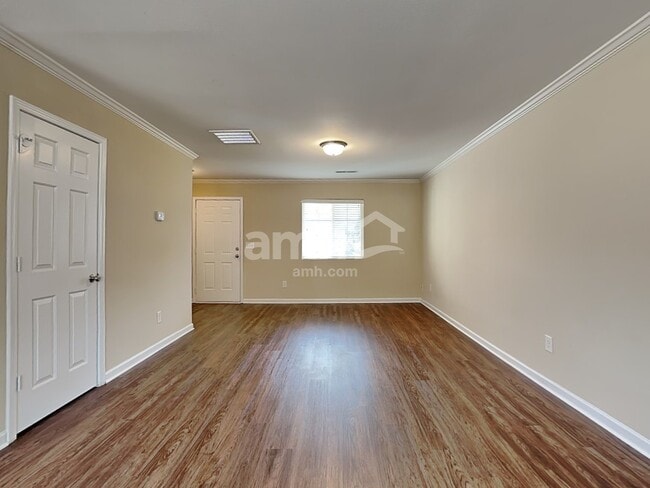 Photo - 502 Walnut Crossing Dr