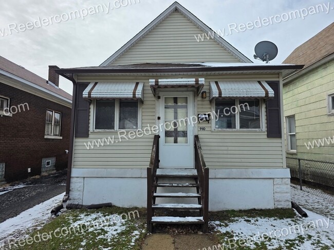 Building Photo - 3 bedroom house with brand new flooring