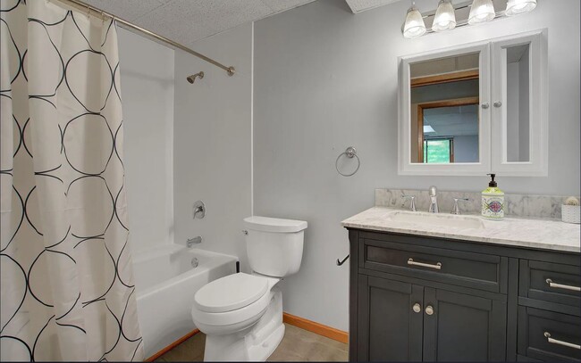 Bathroom 2 - 880 Pontiac Ln