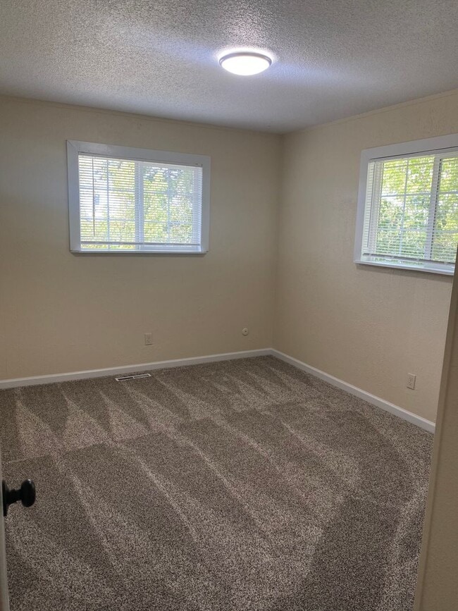 Building Photo - 6407 Harvey Dr Unit Room 2 Rental