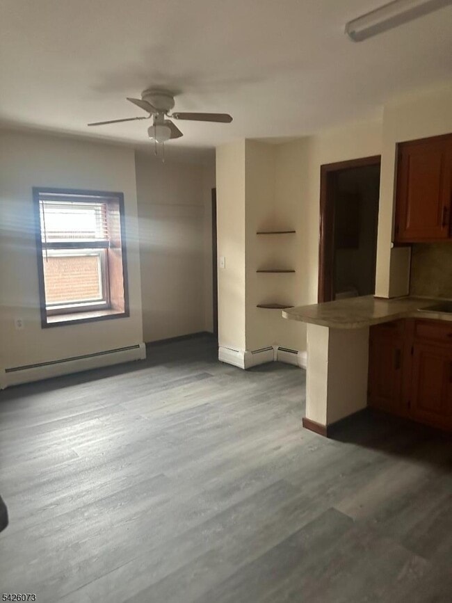 Photo - 1075 E Jersey St