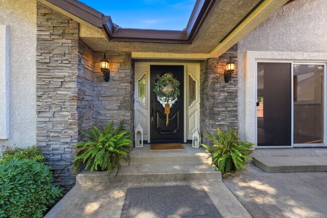 Beautiful Executive Level Rental on Golf Course