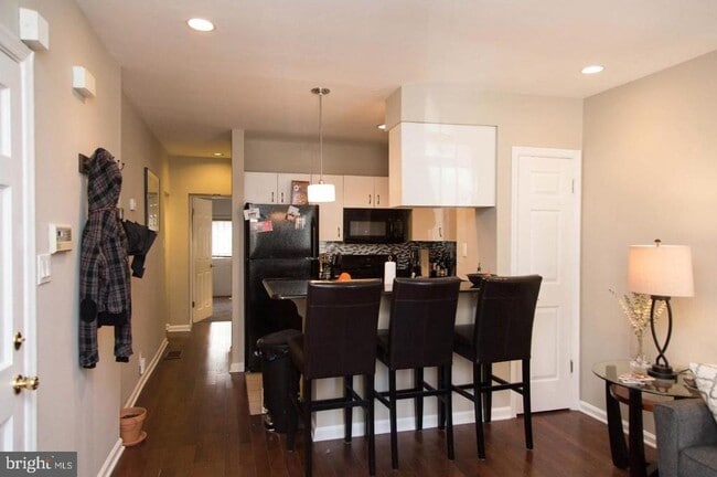 Building Photo - 1708 Catharine St Unit 1