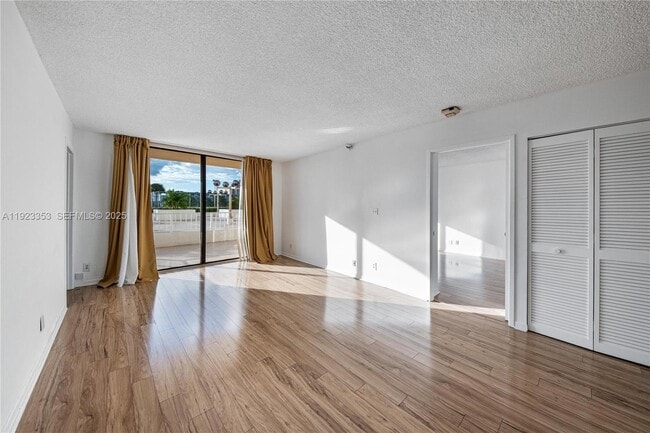 Photo - 290 174th St St Unit 307