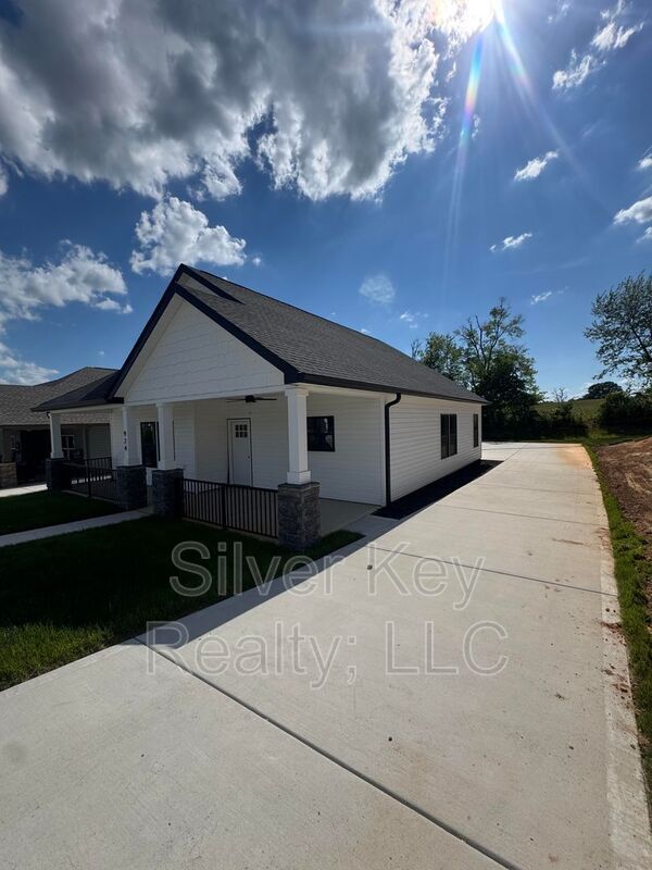 Photo - 924 Stratford Ave