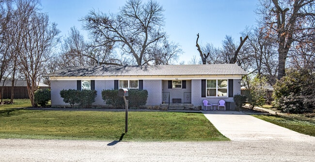 Exterior Front - 510 W Oak St