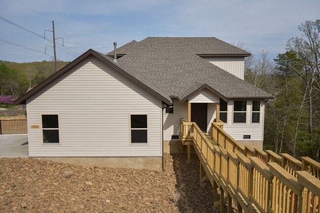 Building Photo - 3 Bedroom 2 Bathroom Home In Fayetteville Arkansas.