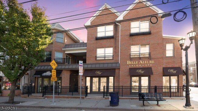 Building Photo - 112 N Broadway Unit C