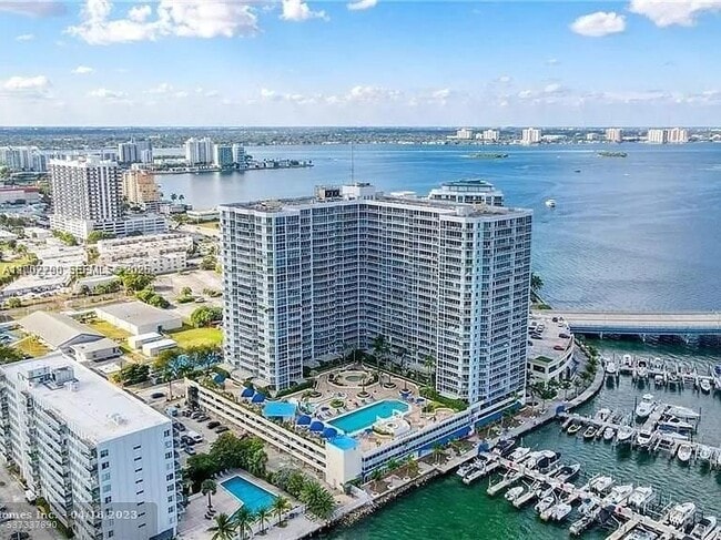 Building Photo - 7601 E Treasure Dr Unit 417