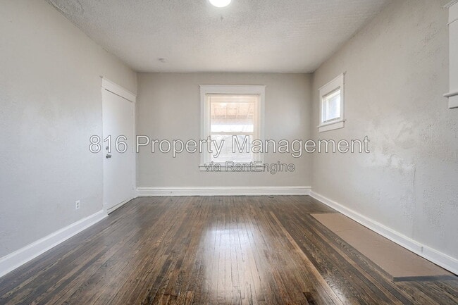 Building Photo - 2416 E 22nd St Unit 2w