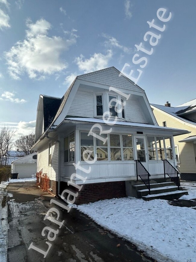 Photo - Comfy 3-Bedroom Home with Classic Charm in Toledo’s Old South End