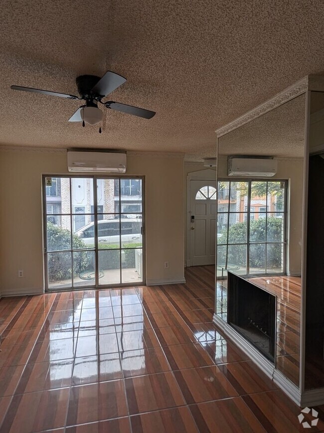 Building Photo - Charming 2BR Condo in Dallas