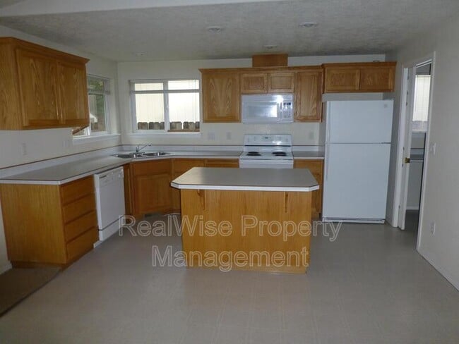 Photo - 737 NE Nickernut Ave