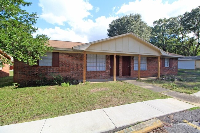 Building Photo - North Pensacola 2BR Duplex Near UWF & I-10 with All-Electric Living, Eat-In Kitchen & Washer/Drye... Unit I1