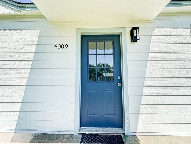 Building Photo - 3 Bedroom House with Garage and Fenced Yard!!