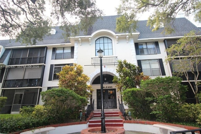 Building Photo - 3680 Inverrary Dr Unit 3D