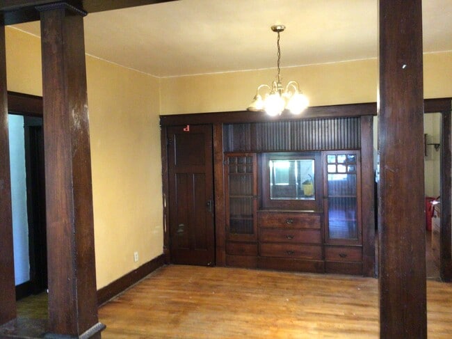 Building Photo - 505 E May St