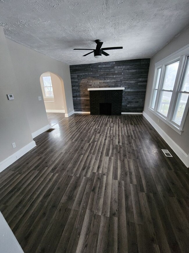 Photo - 3 Bedroom House for Rent on W 25th - MOVE IN READY AND CLEAN