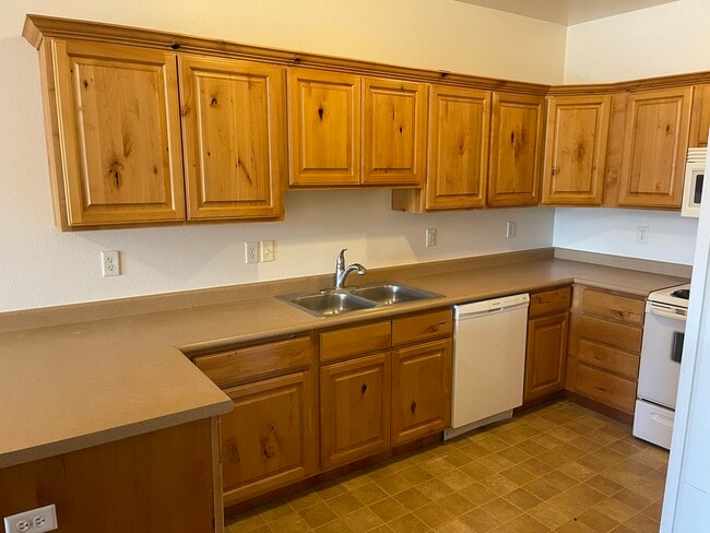 Building Photo - Cedar Street Holdings Unit 33 Rental