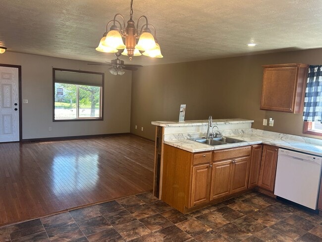 Photo - 605 N Daisy Ave