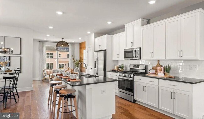 Photo - 727 Peony Ln