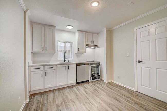 Photo - 14900 Moorpark Street