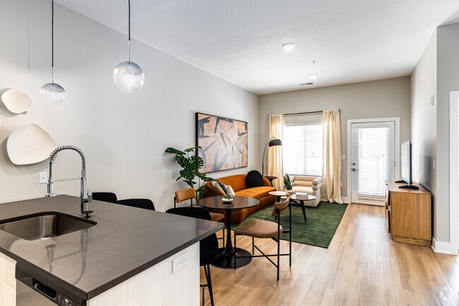 1BR, 1BA - 665SF