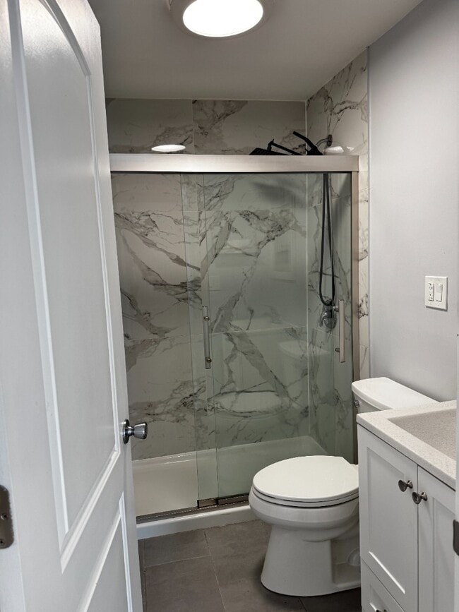 Bathroom - 1026 W 20th Pl Unit 1R