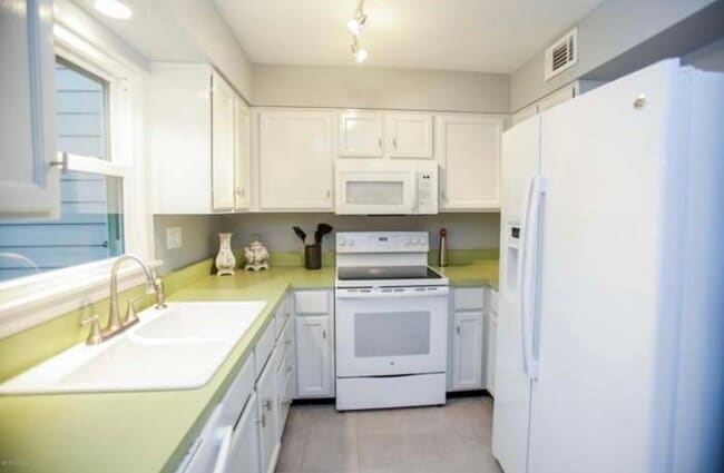 Photo - 10443 Ghentwood Row