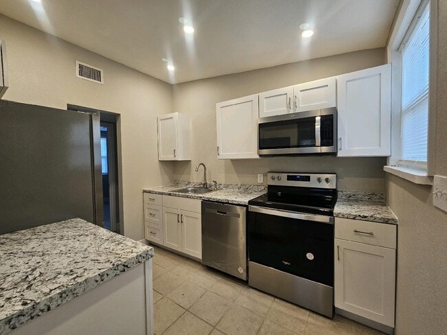 Photo - 703 W Veterans Dr