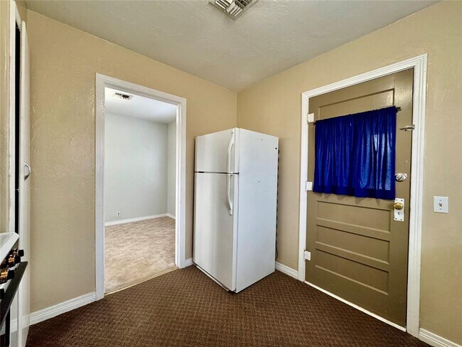 Photo - 711 N Broadway Ave